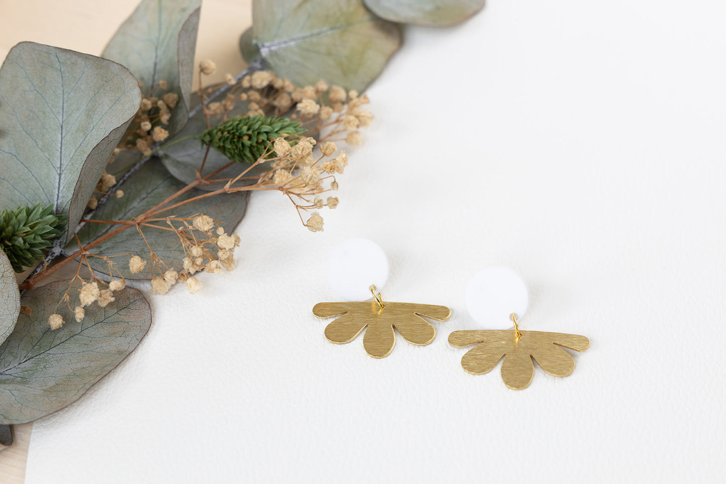 Handgemaakte oorbellen Lieze wit van Jolie earrings